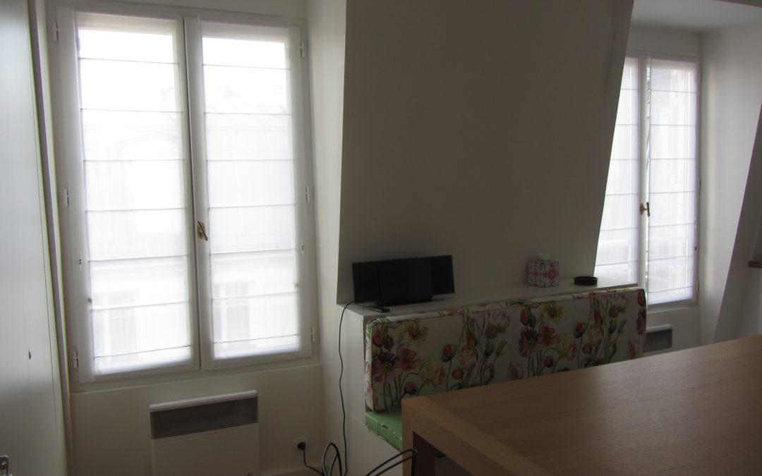 Des coussins de banquette et des stores bateau